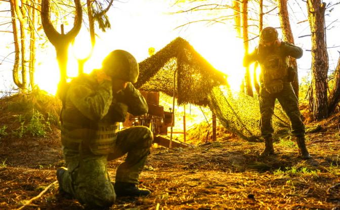 На фото: во время боевой работы расчета 152-мм гаубицы 2А65 "Мста-Б" в зоне СВО.