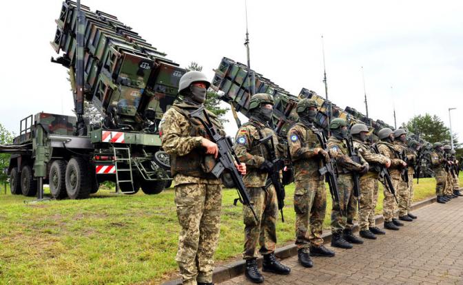 На фото: зенитно-ракетные комплексы (ЗРК) Patriot (Пэтриот).