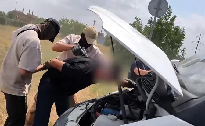 На фото: ФСБ предотвратила теракт на Крымском мосту и спасла завербованного Украиной смертника.