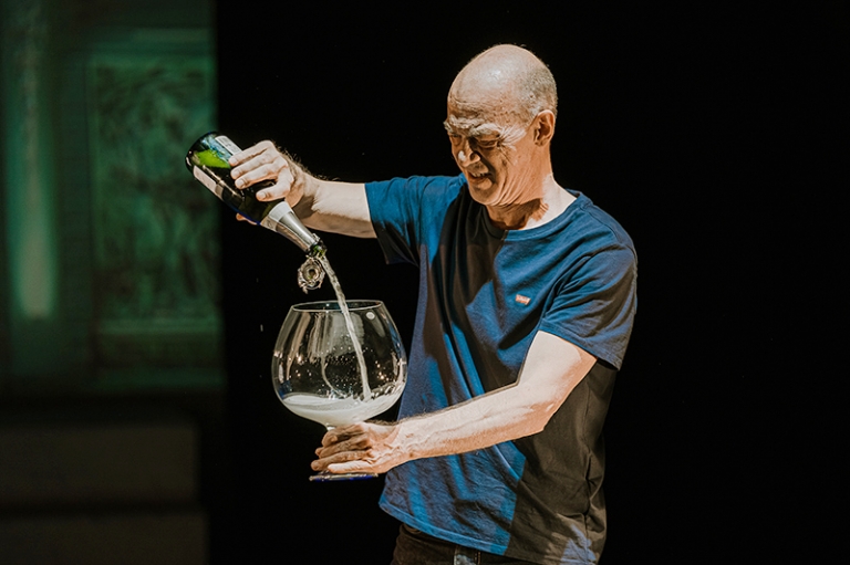 На фото: актер Андрей Молотков во время сбора труппы театра "У Никитских ворот". 