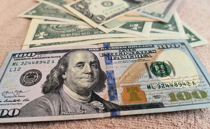 Стал известен официальный курс доллара на старте недели