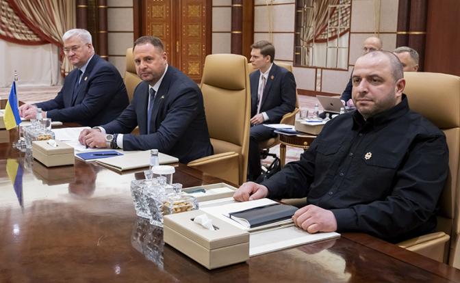 На фото: глава офиса президента Украины Андрей Ермак и министр обороны Украины Рустем Умеров (слева направо ближний план)