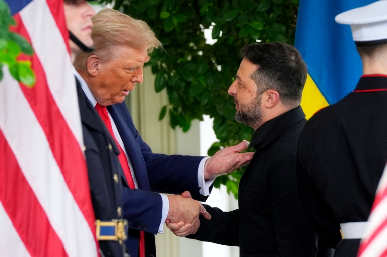 На фото: президент Дональд Трамп приветствует президента Украины Владимира Зеленского в Белом доме в понедельник, 18 августа 2025 года, в Вашингтоне.