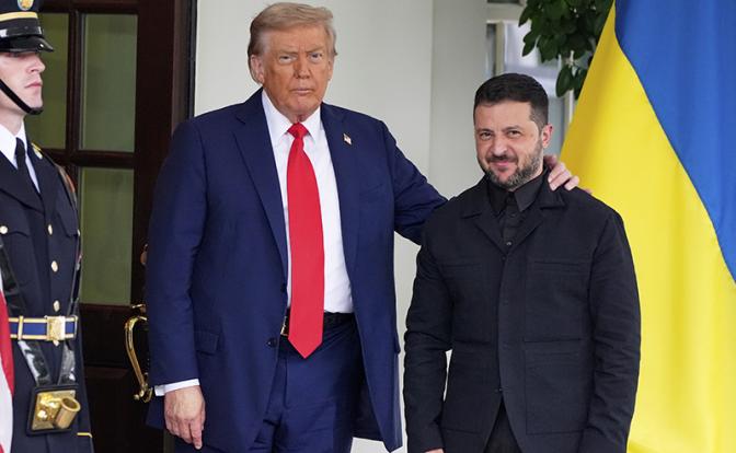 На фото: президент США Дональд Трамп и президент Украины Владимир Зеленский (слева направо) на церемонии встречи