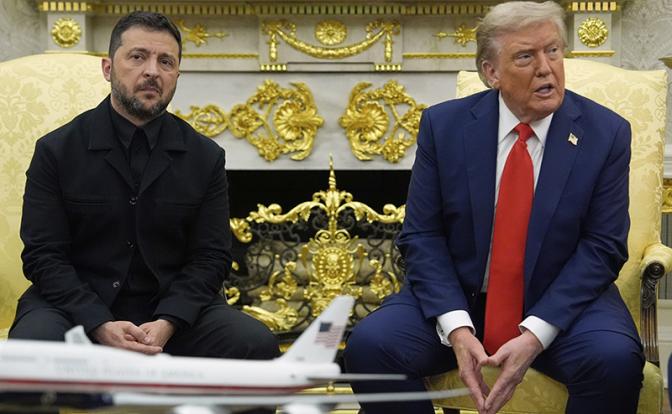 На фото: президент США Дональд Трамп и президент Украины Владимир Зеленский (справа налево) во время встречи в Овальном кабинете Белого дома