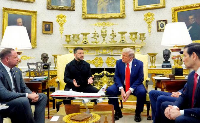 На фото: президент США Дональд Трамп (в центре справа) и президент Украины Владимир Зеленский (в центре слева) во время встречи в Овальном кабинете Белого дома.