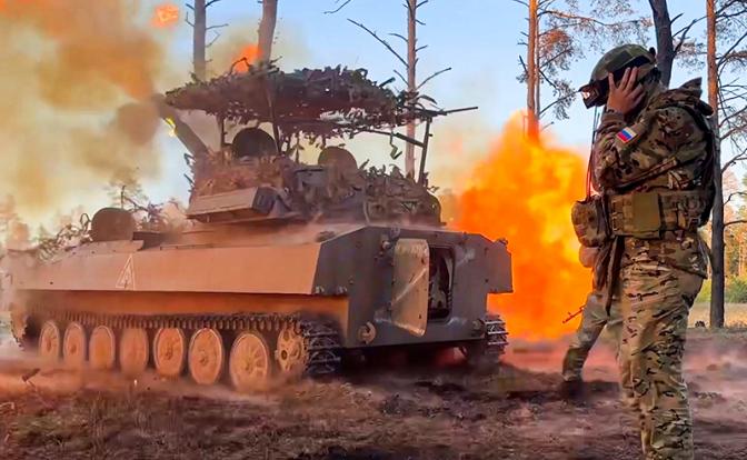 На фото: боевая работа расчета самоходной артиллерийской установки (САУ) 2С1 "Гвоздика" в зоне СВО.