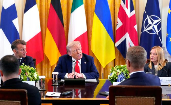 На фото (слева направо): президент Франции Эммануэль Макрон, президент США Дональд Трамп и премьер-министр Италии Джорджия Мелони (справа) во время встречи с президентом Украины Владимиром Зеленским (на переднем плане слева).