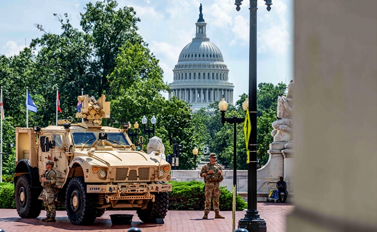 На фото: солдаты Национальной гвардии армии США, приписанные к оперативной группе &laquo;Безопасность и красота&raquo; в округе Колумбия, стоят на страже у вокзала Юнион-Стейшн на фоне здания Капитолия США.