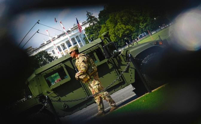На фото: военнослужащий Национальной гвардии округа Колумбия патрулирует территорию перед Белым домом в Вашингтоне.