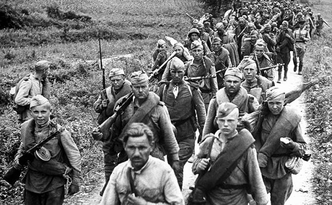 На фото: советские солдаты на марше в Северной Корее после вступления СССР в войну против Японии