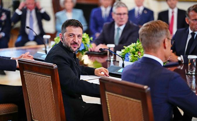 На фото: президент Украины Владимир Зеленский принимает участие в многосторонней встрече с европейскими лидерами в Восточном зале Белого дома в Вашингтоне
