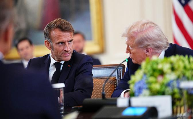 На фото (слева направо): президент Франции Эммануэль Макрон и президент США Дональд Трамп.