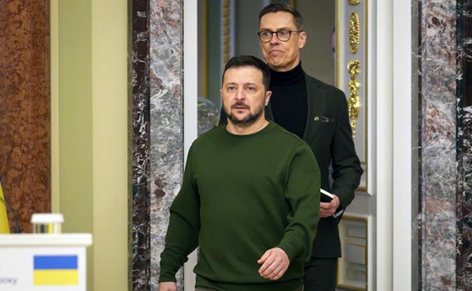 На фото: президент Украины Владимир Зеленский (слева) и президент Финляндии Александер Стубб (справа).