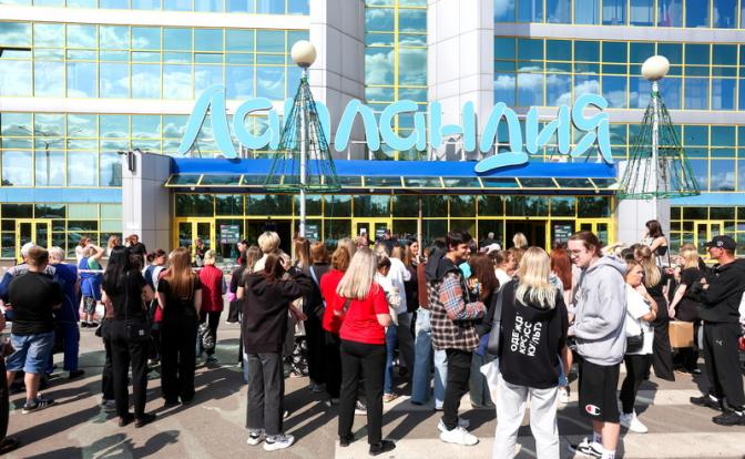 На фото: работники и посетители около торгового центра "Лапландия" в Кемерово, где произошел пожар.