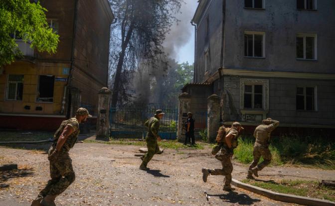 На фото: украинские военнослужащие на одной из улиц Краматорска.