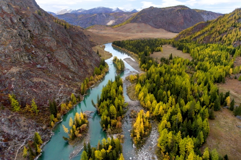 На фото: река Чуя в Улаганском районе, Горно-Алтайск, Республика Алтай.