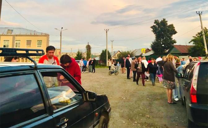 На фото: сход местных жителей в поселке Колхозный Челябинска, которые выступили против планов региональных властей изымать земли ИЖС для реализации проектов комплексного освоения территории жилой застройки.