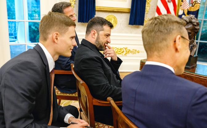 На фото: президент Украины Владимир Зеленский во время встречи с президентом США Дональдом Трампом и европейскими лидерами.
