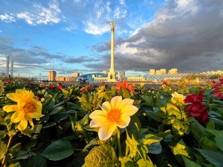 На фото: вид на площадь Независимости Астаны, Казахстан.