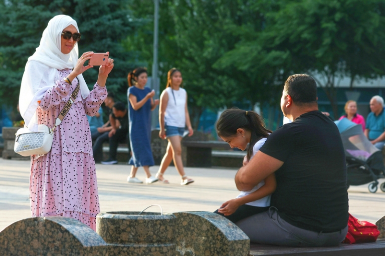 На фото: семья во время прогулки по городу, Астана, Казахстан.