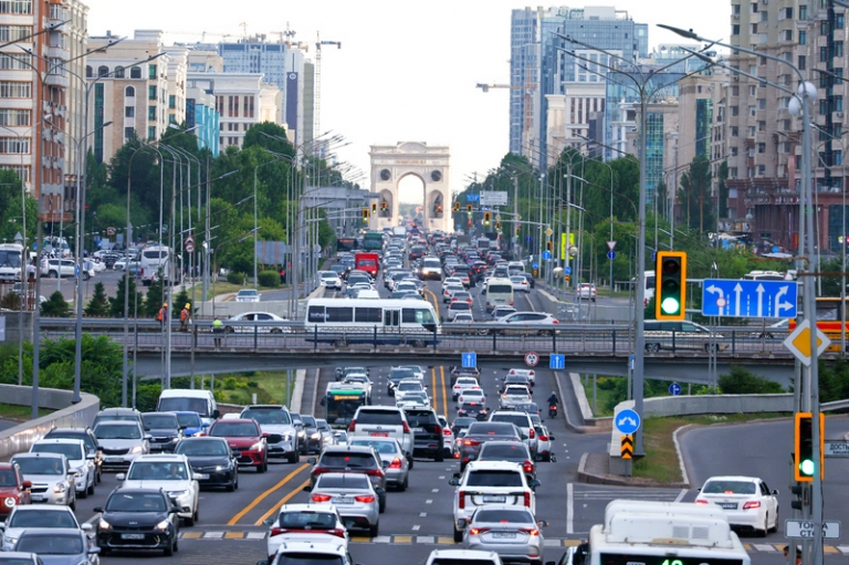 На фото: движение транспорта на улицах Астаны, Казахстан.