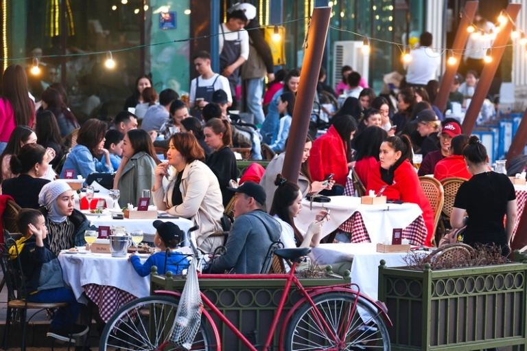 На фото: горожане на летней террасе ресторана, Астана, Казахстан.