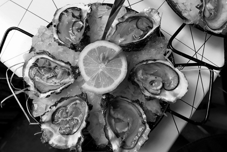 На фото: блюдо из устриц.