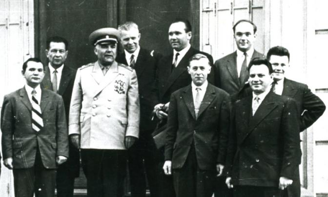 На фото: во время визита  Министра Обороны маршала Р. Малиновского (третий слева) во Францию. Справа в первом ряду В. Стрельбицкий.