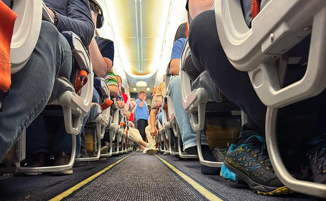 Физиотерапевт объяснила, почему нельзя скрещивать ноги во время полета