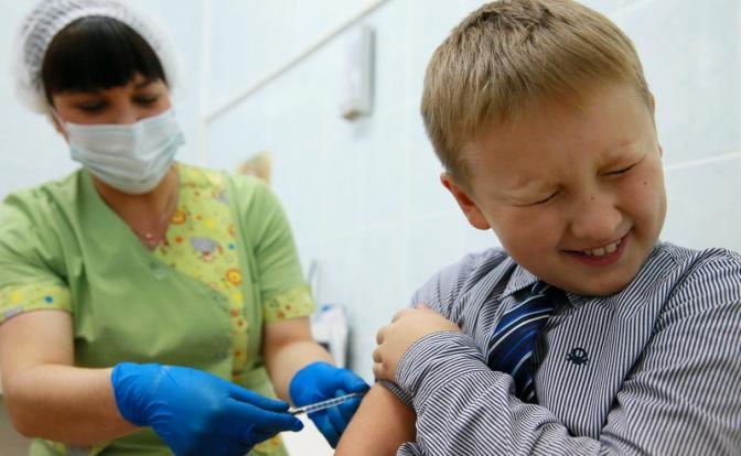 Эксперты указали на 4 вакцины, нужные перед школой