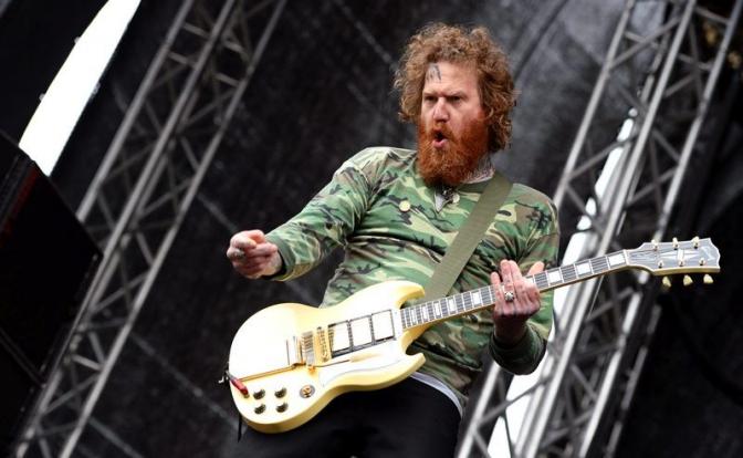 На фото: Брент Хайндс во время выступления на концерте.