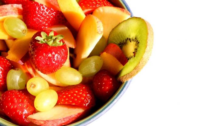 Опасно для желудка: названо худшее сочетание фруктов в салате