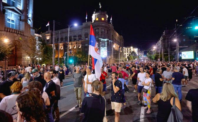 На фото: протестующие на улицах Белграда, Сербия.