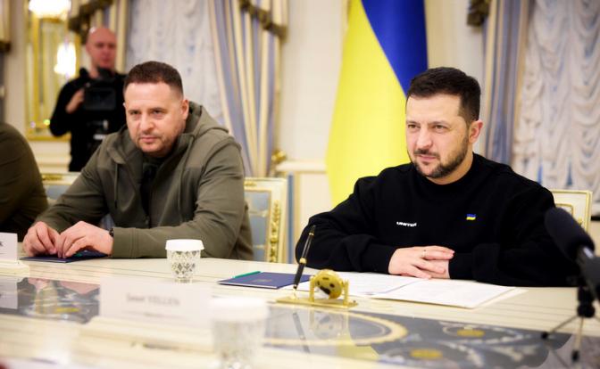 На фото: президент Украины Владимир Зеленский и глава офиса президента Андрей Ермак (справа налево).