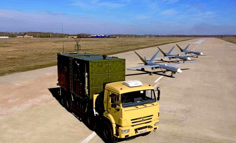 На фото: наземный пункт управления (НПУ).