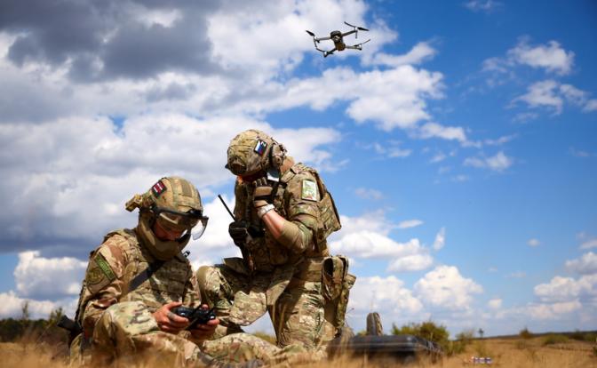 На фото: военнослужащие диверсионно-разведывательного отряда "Рысь" и FPV дрон в зоне проведения специальной военной операции.