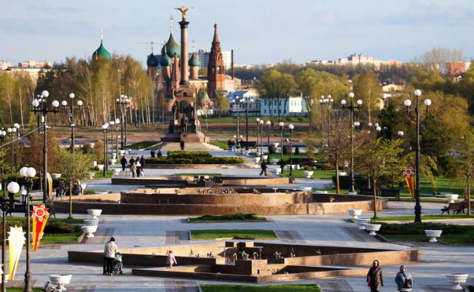 На фото: вид на парк "Стрелка" в Ярославле, Россия.