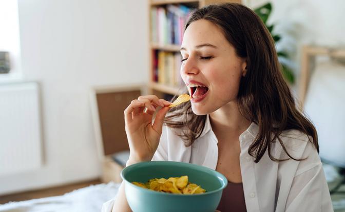 Названа безопасная порция чипсов