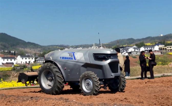 На фото: тракторы Honghu T70, помимо высокой эффективности, точности и стабильности работы, также оснащены функциями интеллектуального мониторинга и оповещения о неисправностях.