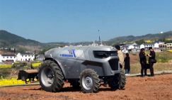 Символ пятилетки Китая: Беспилотный трактор, который сам пашет, сеет и собирает урожай