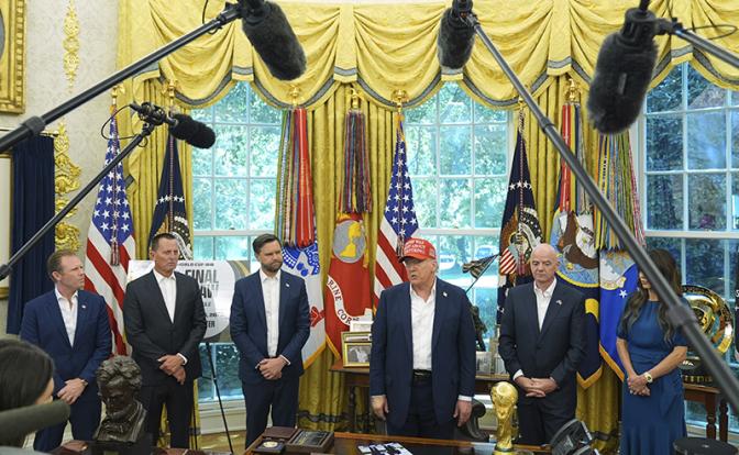 На фото: президент США Дональд Трамп (в центре) во время выступления в Овальном кабинете Белого дома