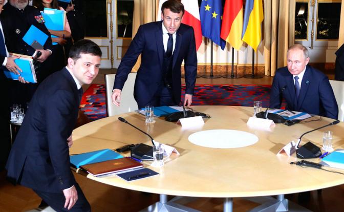 На фото: президенты Украины Владимир Зеленский, Франции Эмманюэль Макрон и России Владимир Путин (слева направо) во время встречи в рамках саммита "лидеров "нормандской четверки" (Россия, Франция, ФРГ, Украина), 2019 год.