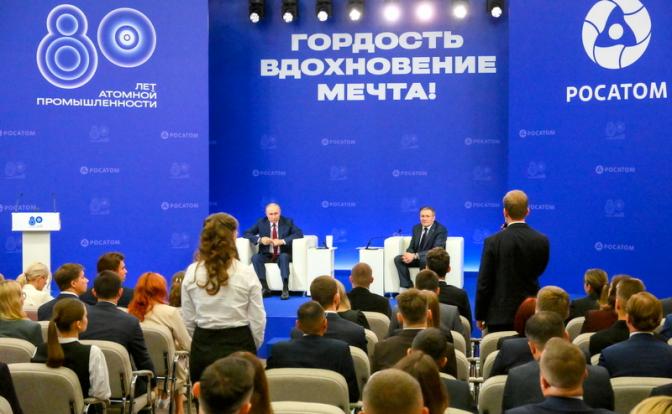 На фото: президент РФ Владимир Путин и генеральный директор ГК "Росатом" Алексей Лихачев (на сцене слева направо) во время встречи с сотрудниками предприятий атомной отрасли на территории Дома ученых РФЯЦ-ВНИИЭФ.