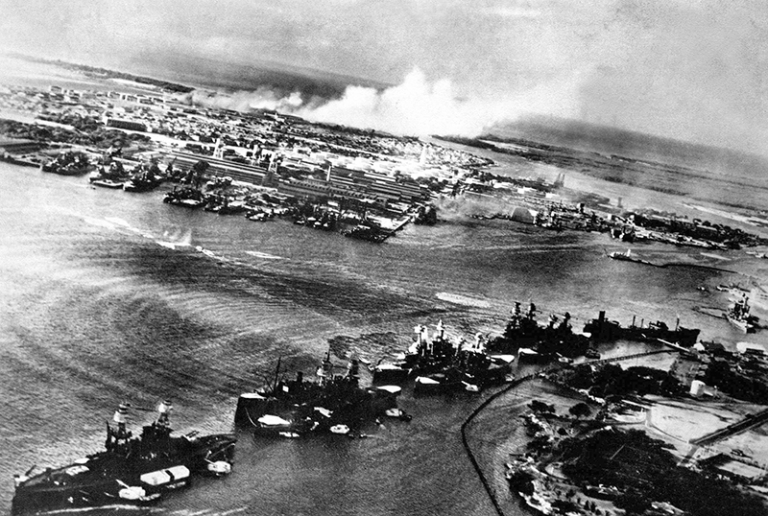 На фото: во время атаки на Перл-Харбор, 7 декабря 1941 года.