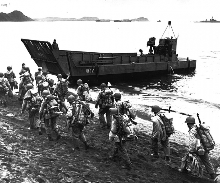 На фото: американские пехотинцы на берегу о. Адак перед загрузкой на десантный корабль для десантирования на о. Кыска. 