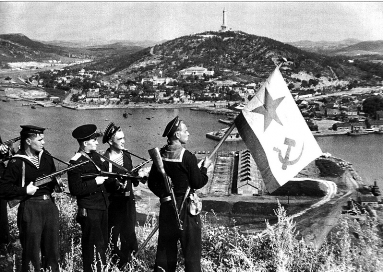На фото: моряки Тихоокеанского флота водружают флаг ВМС СССР над бухтой Порт-Артура, 25 августа 1945 года.