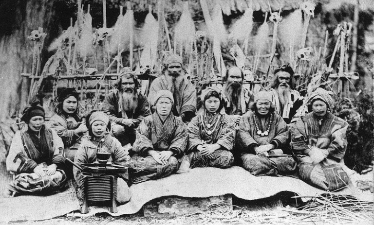 На фото: группа айнов с острова Хоккайдо. Конец XIX века.