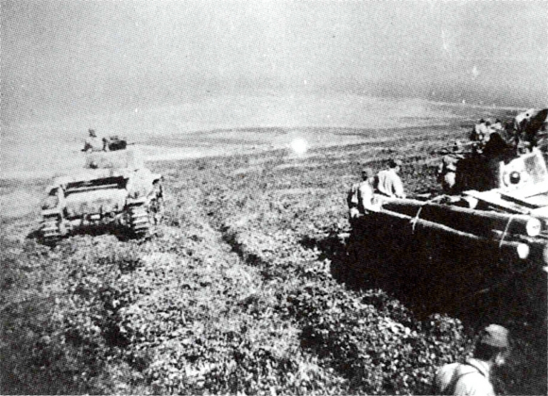 На фото: средние танки Type 97 Chi-Ha и Shinhoto Chi-Ha 11-го танкового полка Императорской японской армии во время учений на острове Шумшу, идущие с горы Ширей к мысу Кокутан, тому самому склону, где они позже вели бой с советским десантом 18 августа 1945 года.