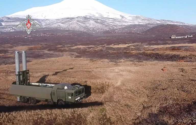 На фото: расчеты берегового противокорабельного ракетного комплекса "Бастион" Тихоокеанского флота (ТОФ) во время несения дежурства на острове Матуа.
